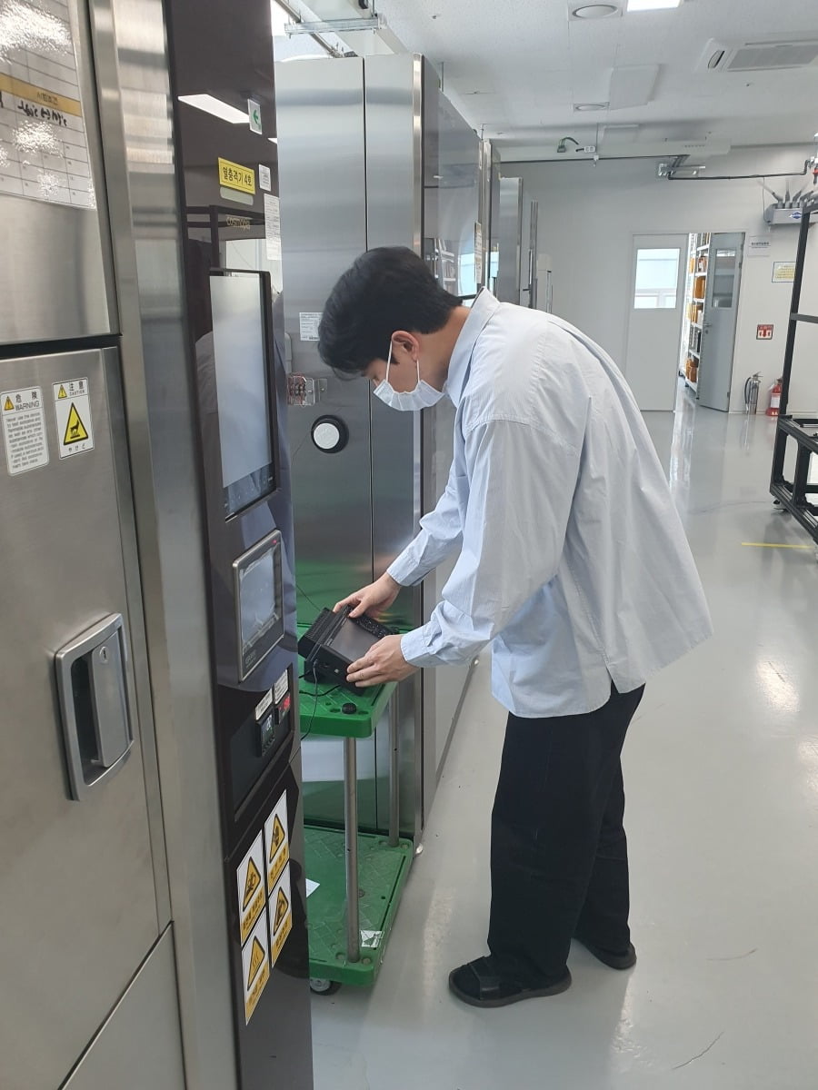 박병일 사원이 카메라 제품 온도 측정을 하고 있다. 인천=윤현주 기자