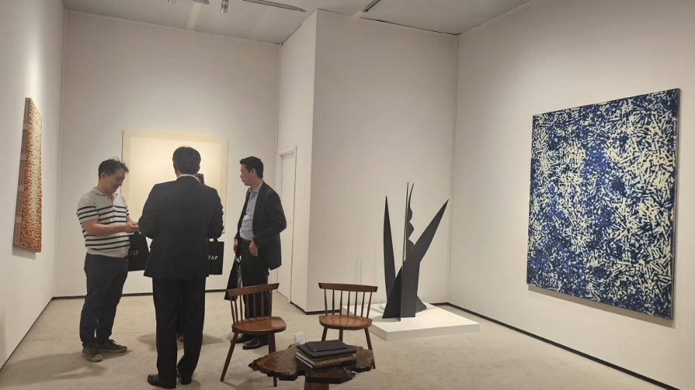 가나아트 갤러리는 전광영 작가의 구작을 비롯 알렉산더 칼더의 스테빌 등을 선보였다. / 사진. © 이한빛
