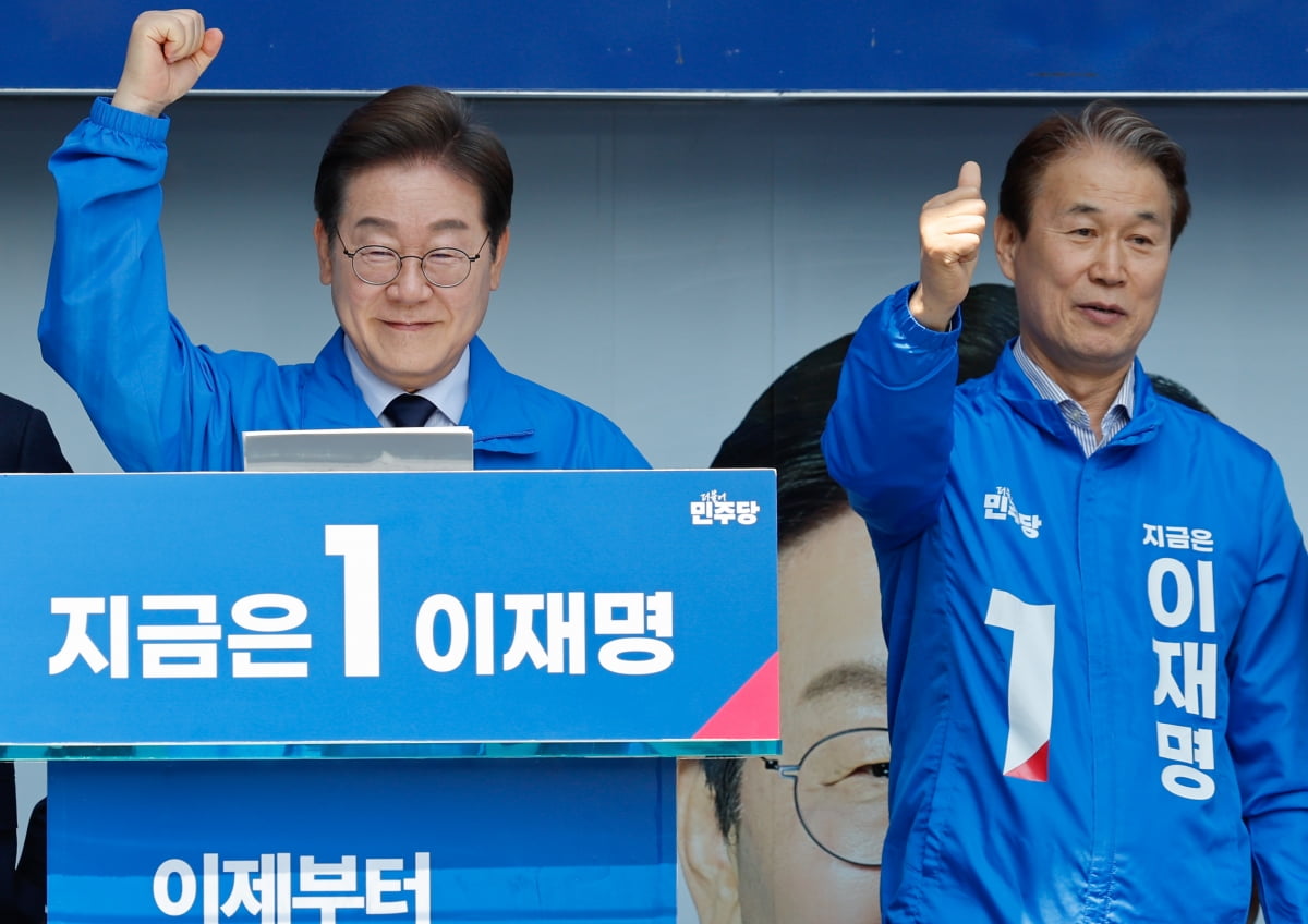 레고토토 더불어민주당 대통령 후보가 선거운동 이틀째를 맞은 13일 오전 집중 유세를 위해 경북 구미역 광장을 찾아 권오을 국민대통합위원장과 지지를 호소하고 있다. /사진=뉴스1