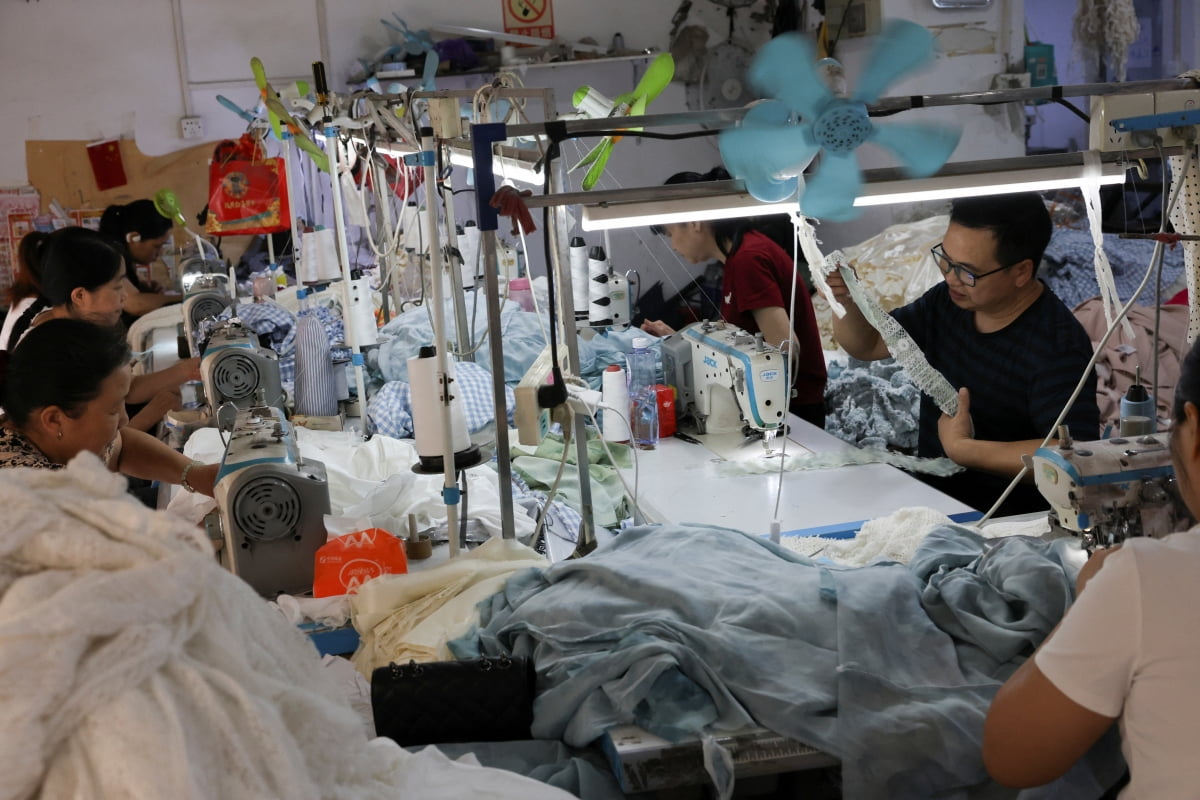 중국 광둥성 광저우에 있는 한 섬유 공장에서 근로자들이 일하고 있다. 지난 12일 미국과 중국이 관세 전쟁을 90일간 멈추기로 하면서 멈췄던 공장이 다시 문을 열고 있다. 로이터연합