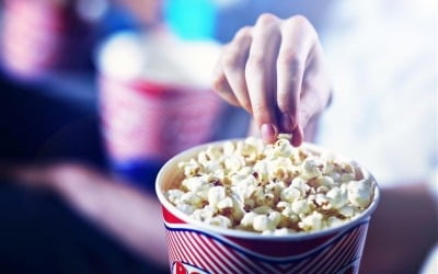 넷플릭스 기세에 위축된 극장…AMC, 수요일 티켓가격 50% 할인