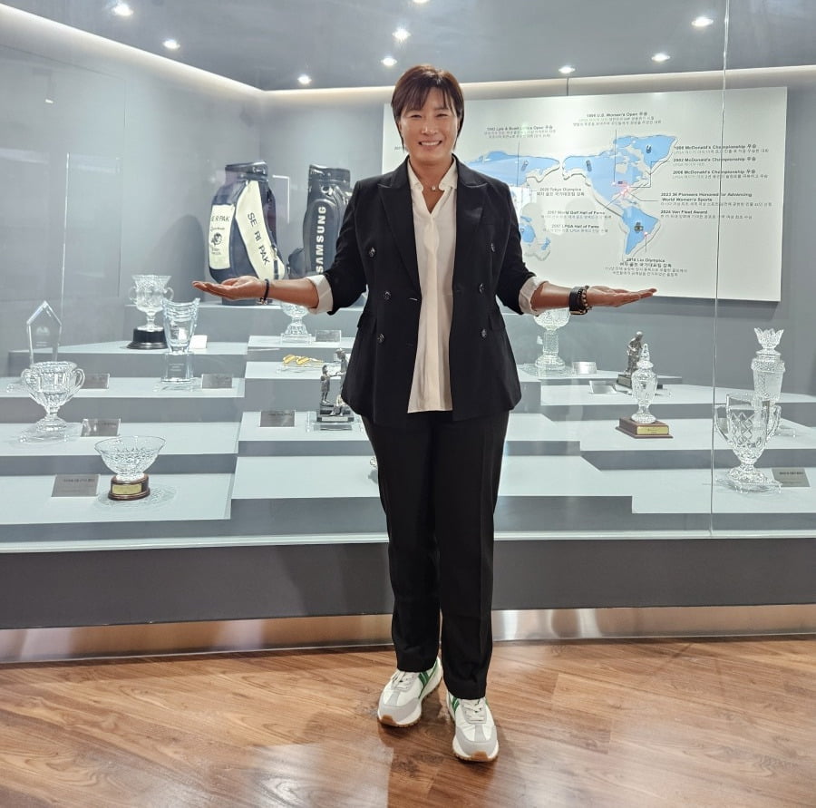 박세리 전 감독이 지난 13일 경기 용인에 문을 연 스포츠복합문화공간 '박세리 위드 용인' 2층 전시관에서 기념촬영을 하고 있다. 서재원 기자