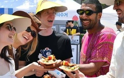 "1만 원에 세계 미식 여행"…성북동에 대사관 셰프들이 뜬다