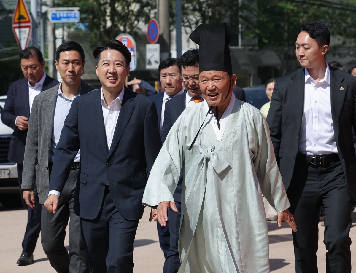 이준석 개혁신당 대선 후보가 14일 토토사이트 포스 동래향교에서 성균관유도회 양연모 전교 등 관계자들과 함께 걸어가고 있다. 연합뉴스