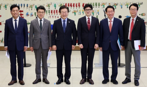 "소신이 밥 먹여준다" 李와도 각 세우는 '정책 사령탑' 진성준 의원 [이재명의 사람들]