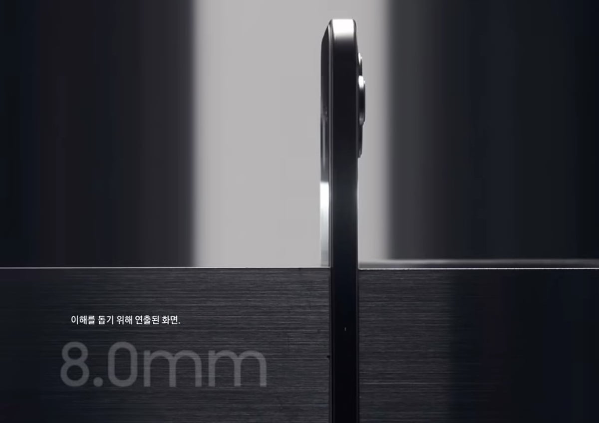 아이폰으로 추정되는 스마트폰이 8mm 틈에 막혀 통과하지 못하고 있다. 사진=삼성전자 인스타그램 계정 갈무리
