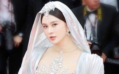 '노출 너무 심했나요?'…칸 레드카펫서 쫓겨난 여배우