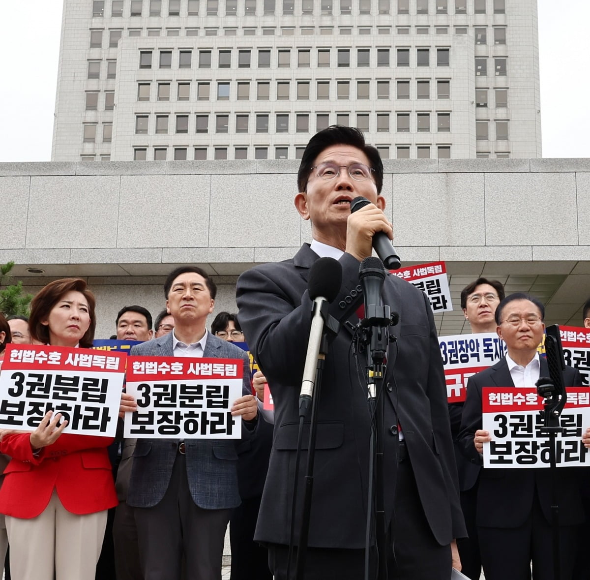국민의힘 김문수 대선 후보가 15일 서울 서초구 토토사이트 행오버 앞에서 열린 사법부 수호 및 더불어민주당 규탄대회에서 발언하고 있다. / 사진=연합뉴스
