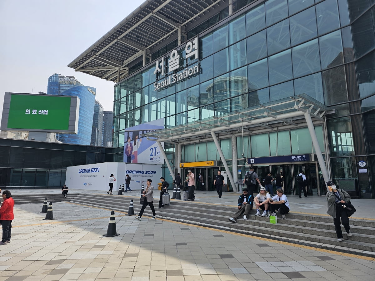 “딸 결혼식도 못 갔어요”…서울역에 사는 전직 과장의 고백 [권용훈의 직업 불만족(族)]