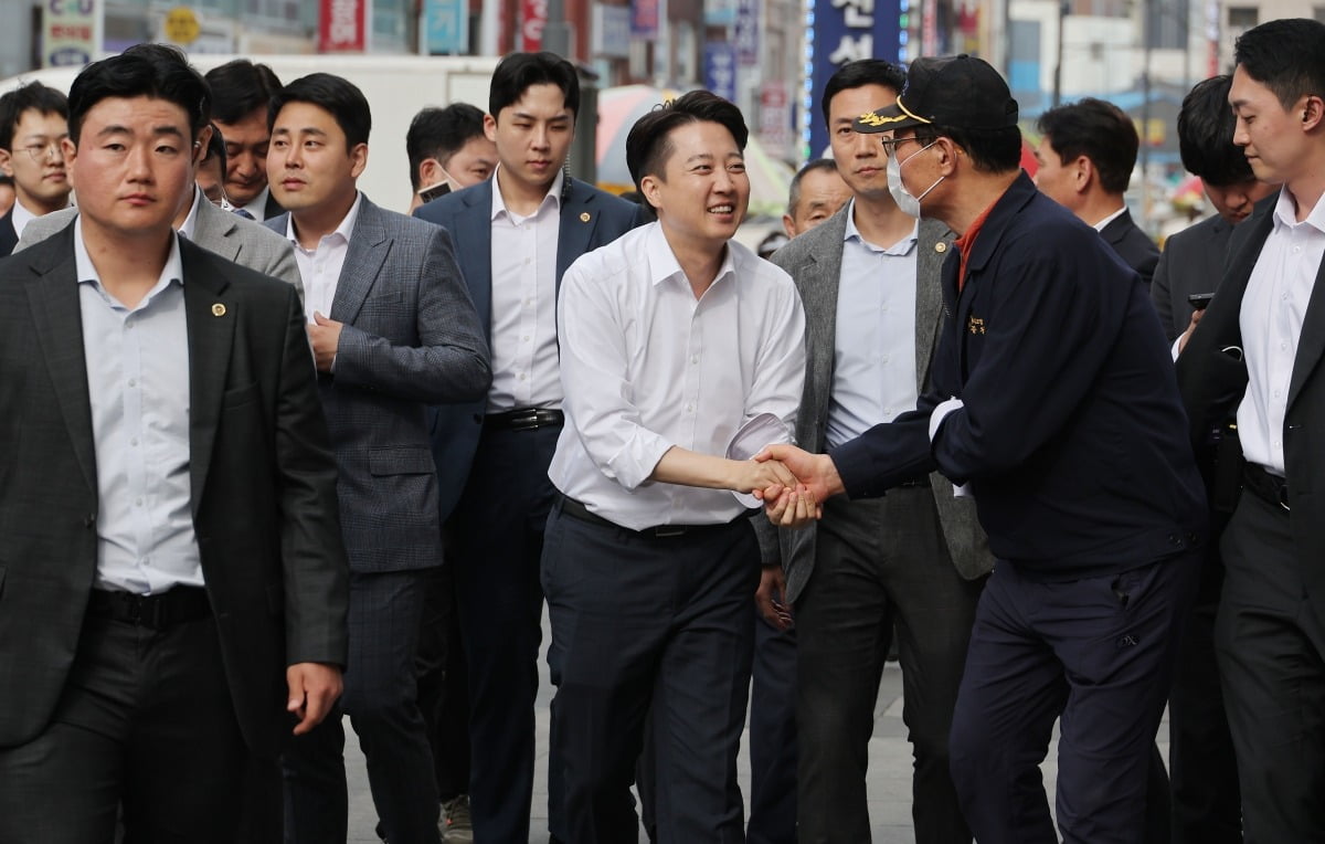 개혁신당 이준석 대선 후보가 14일 비트코인 스포츠토토 자갈치시장을 방문해 시민과 인사를 나누고 있다. /연합뉴스