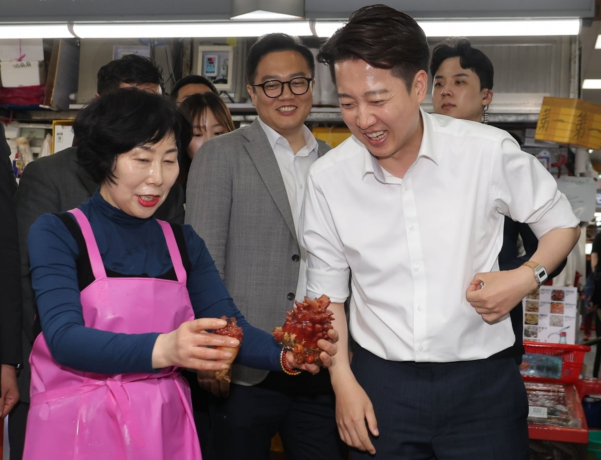 개혁신당 이준석 대선 후보가 14일 비트코인 스포츠토토 자갈치시장을 방문해 시민과 인사를 나누고 있다. /연합뉴스