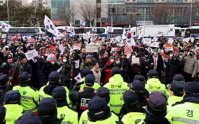경찰 때렸는데 실형 면했다…'서부지법 난동' 2명 집행유예