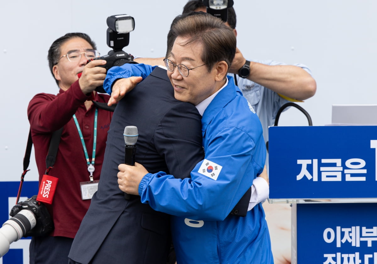 더불어민주당 위너 토토 대선후보가 16일 전북 익산역 동부광장에서 열린 유세에서 무소속 김상욱 의원과 포옹하고 있다. 연합뉴스