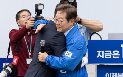 이재명 "ODA 예산 안깎고 한류 확산에 쓸 것"…김상욱과 포옹도 [대선 현장]