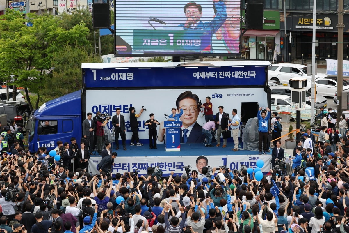 위너 토토 더불어민주당 대통령 후보가 16일 오전 전북 익산역 동부광장에서 시민들에게 지지를 호소하고 있다. 뉴스1