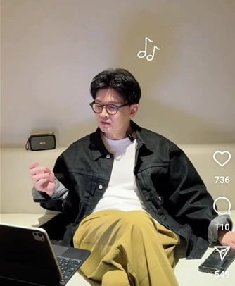 한동훈 전 대표가 지난 11일 라이브 방송을 하던 모습 캡처