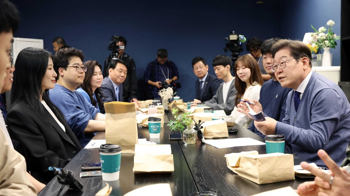 이재명 더불어민주당 대선후보가 12일 경기 판교역 인근 미팅룸에서 IT 개발자들과 대화하고 있다./강은구 기자