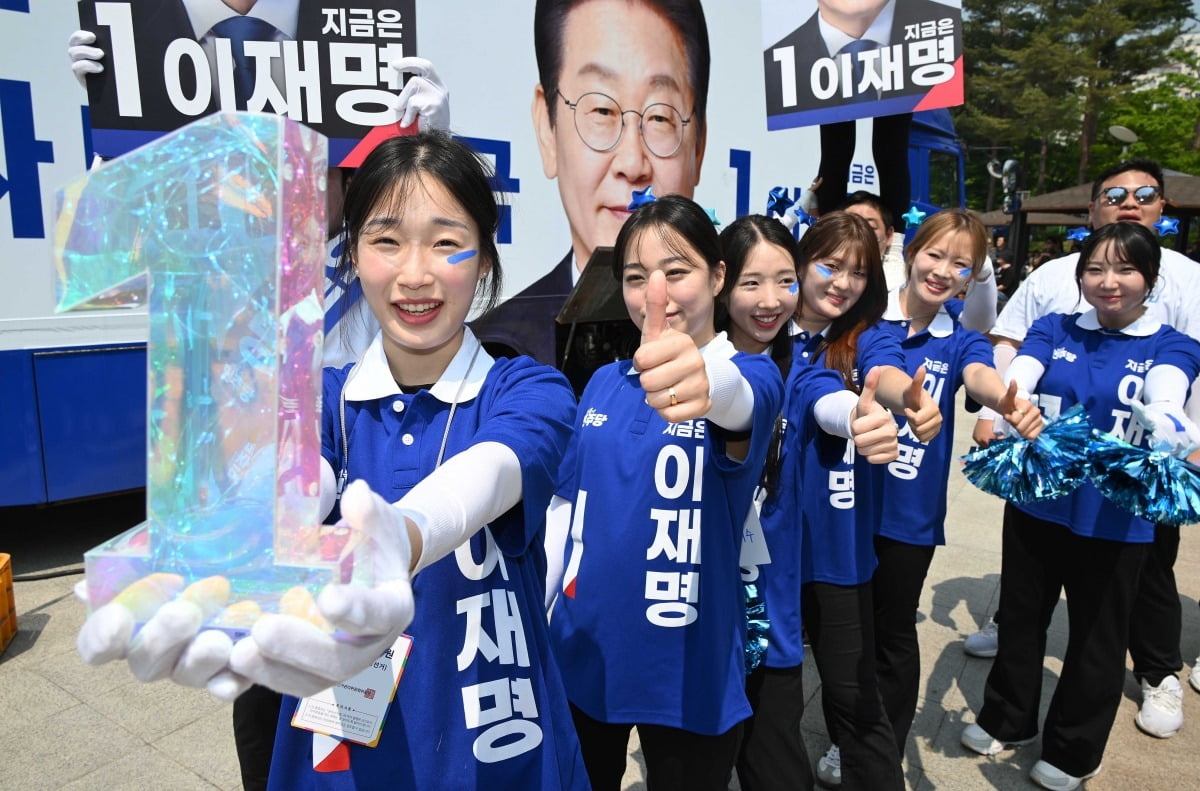 12일 선거 유세원들이 경기 동탄 센트럴파크에서 기호 1번 이재명 대선 후보의 지지를 호소하고 있다./강은구 기자