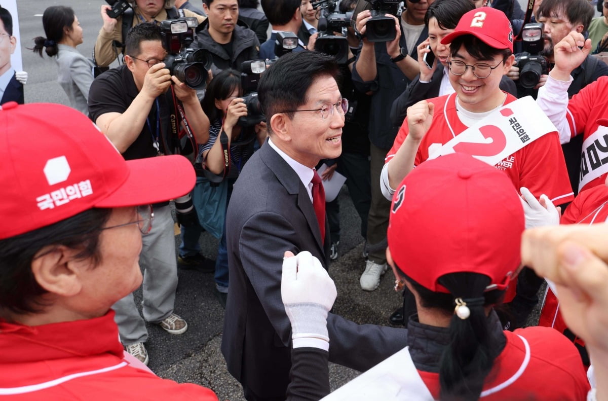 김문수 국민의힘 대선 후보가 15일 서울 신도림역에서 출근길 시민들과 인사하고 있다./김범준 기자