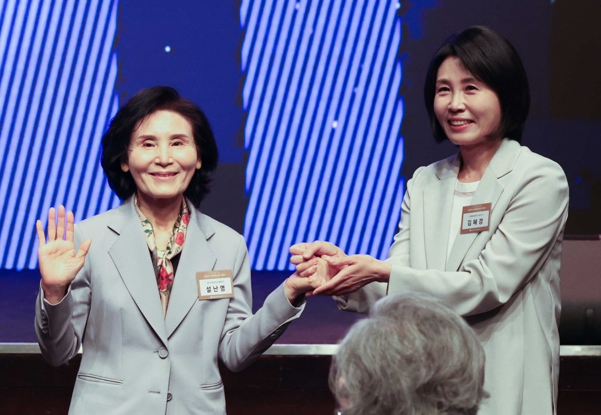 12일 서울 중구 신라호텔에서 열린 ‘중앙신도회 창립70주년 기념식’에서 이재명 더불어민주당 대선 후보의 부인 김혜경 씨와 김문수 국민의힘 대선 후보의 부인 설난영 씨가 악수하고 있다./이솔 기자
