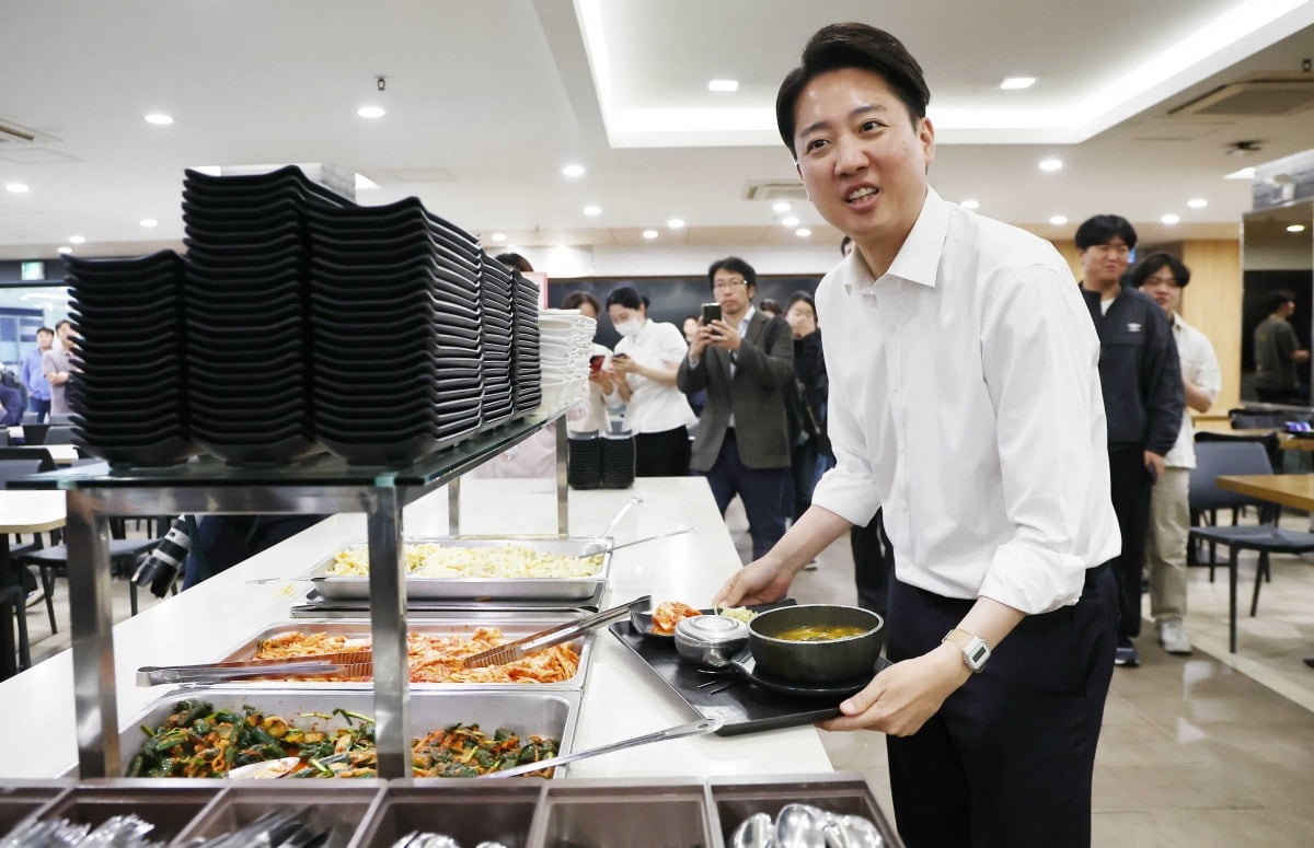 이준석 개혁신당 대선후보가 12일 서울 연세대학교에서 학생들과 점심 식사를 하기위해 식판에 음식을 담고 있다./김범준 기자