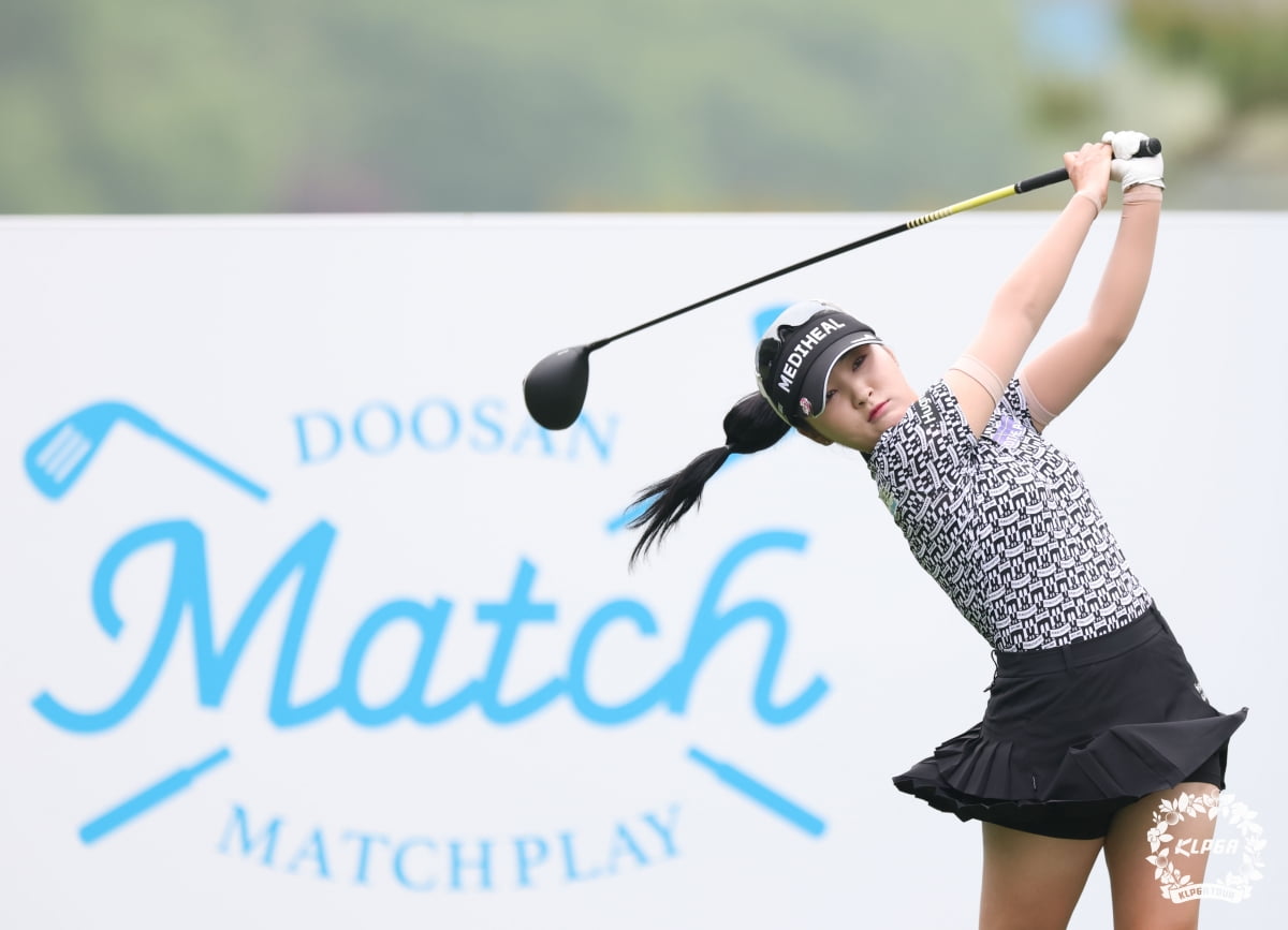 이예원이 16일 강원 춘천 라데나GC에서 열린 한국여자프로골프(KLPGA)투어 두산 매치플레이 조별리그 3라운드 2번홀에서 티샷을 하고 있다. KLPGA 제공