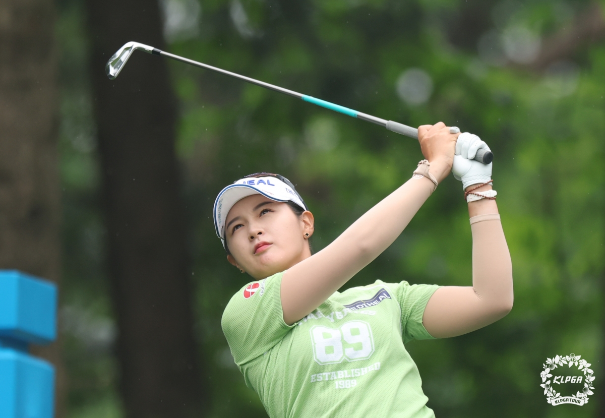 박현경이 16일 강원 춘천 라데나GC에서 열린 한국여자프로골프(KLPGA)투어 두산 매치플레이 조별리그 3라운드 3번홀에서 티샷을 하고 있다. KLPGA 제공