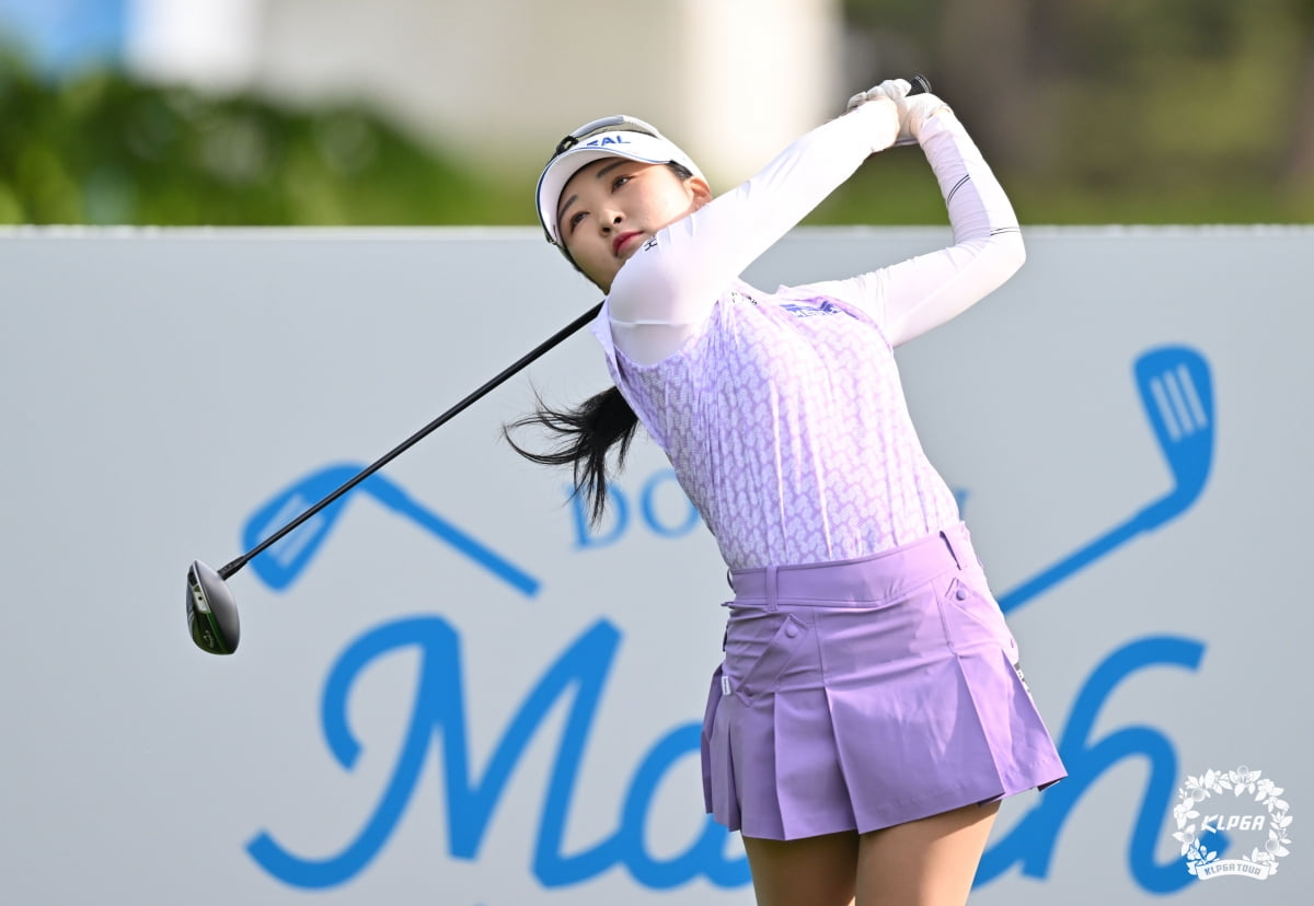 이예원이 18일 강원 춘천 라데나GC에서 열린 한국여자프로골프(KLPGA)투어 두산 매치플레이 준결승 1번홀에서 티샷을 하고 있다. KLPGA 제공