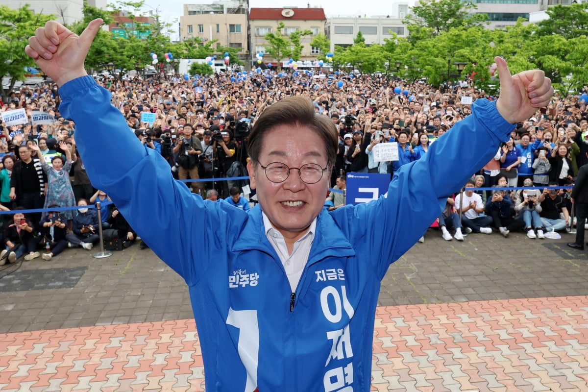 이재명 더불어민주당 대선 후보가 지난 16일 전북 군산시 구시청광장에서 열린 유세에서 엄지를 들어 보이고 있다. 연합뉴스