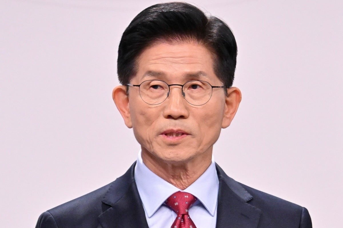 김문수 국민의힘 대선 후보가 18일 서울 마포구 상암동 SBS 프리즘센터 스튜디오에서 열린 제21대 대선 1차 후보자 토론회를 준비하고 있다. 사진=연합뉴스