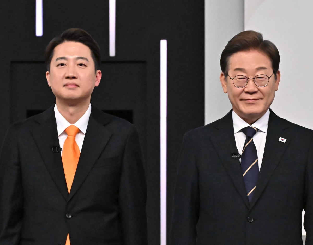 이준석 개혁신당 대선 후보(왼쪽)와 골드문 토토사이트 추천 더불어민주당 대선 후보가 중앙선거방송토론위원회 주관으로 18일 서울 상암동 SBS 프리즘센터 스튜디오에서 열린 제21대 대선 1차 후보자 토론회에서 기념 촬영을 하고 있다. 사진=국회사진기자단·연합뉴스