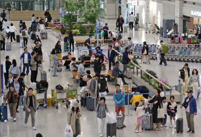 경기 어렵다면서 공항 막 붐비더니…황금연휴에 나타난 일