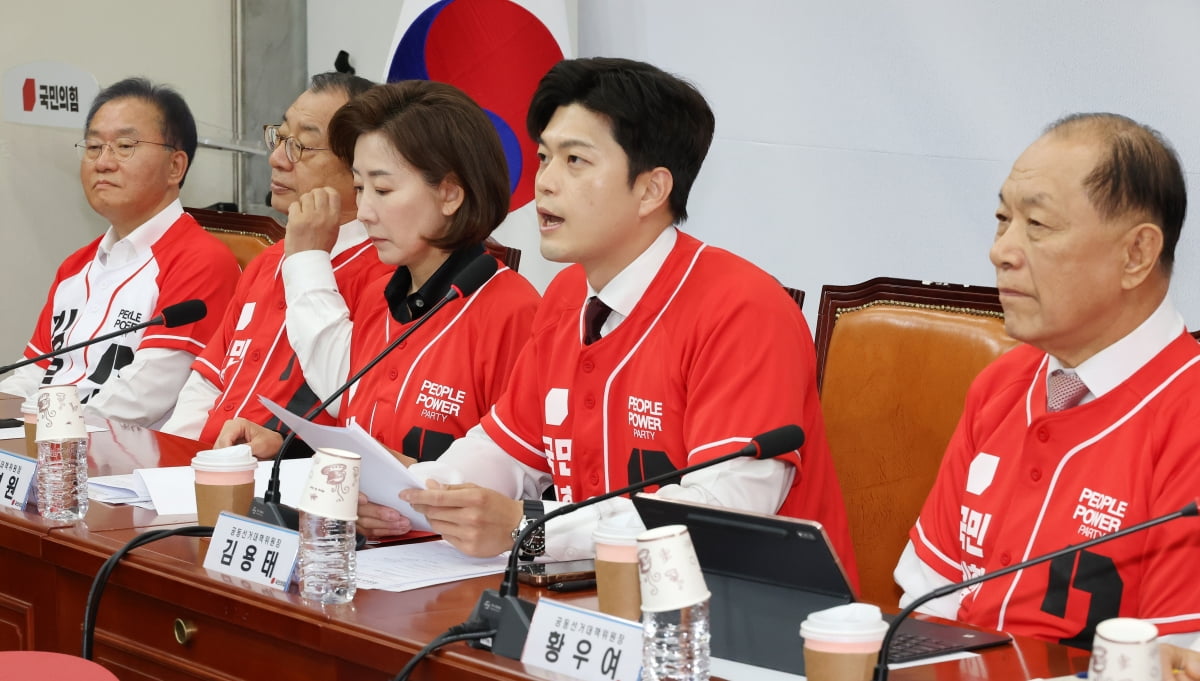 김용태 국민의힘 비상대책위원장(왼쪽 네번째)이 19일 국회에서 열린 중앙선거대책위원회 회의에서 발언하고 있다. / 사진=연합뉴스