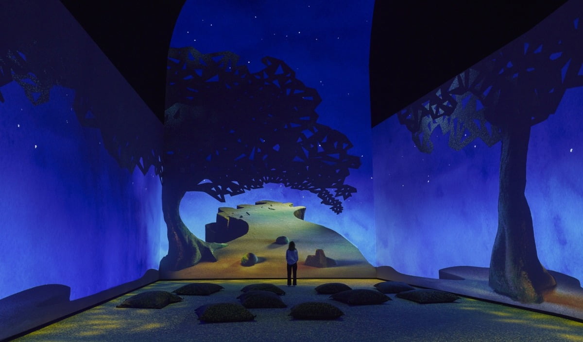 '데이비드 호크니, 25' 전시장 내 '달의 방(Moon Room)'. / 사진. ⓒ David Hockney/Marc Domage/Fondation Louis Vuitton