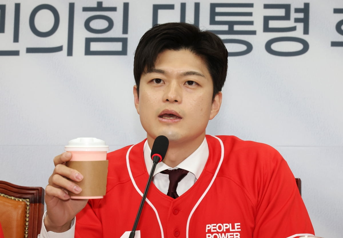 김용태 국민의힘 비상대책위원장이 19일 국회에서 열린 중앙선거대책위원회 회의에서 와이즈 토토하고 있다. 연합뉴스