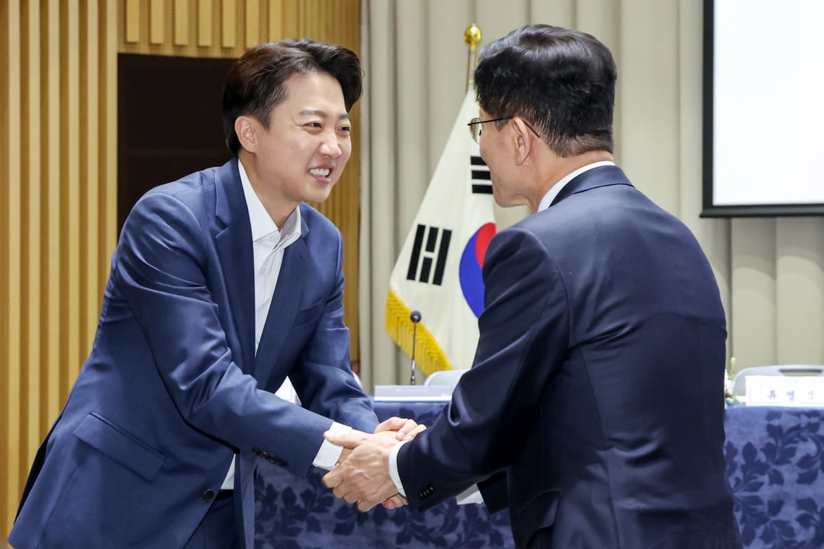 김문수 국민의힘 대통령 후보(오른쪽)와 이준석 개혁신당 대통령 후보가 19일 오전 서울 중구 서울시청에서 열린 '약자와 동행하는 서울 토론회'에 참석해 악수를 나누고 있다. /뉴스1