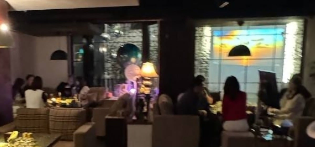 더불어민주당은 해당 업소가 여성 종업원들이 룸마다, 테이블마다 여럿이 동석하는 강남 고급 룸살롱이라고 주장했다. / 사진=더불어민주당 제공