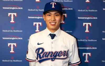 "한국의 오타니 꿈꾼다"...김성준, MLB 텍사스 입단