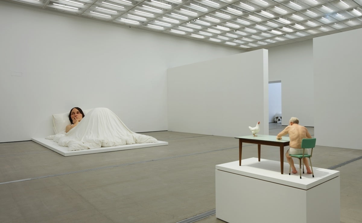 (왼쪽부터) <침대에서>(2005), <치킨/맨>(2019) / 사진. ⓒ Fondation Cartier ⓒ MMCA ⓒ Ron Mueck / Photographer ⓒ Kiyong Nam