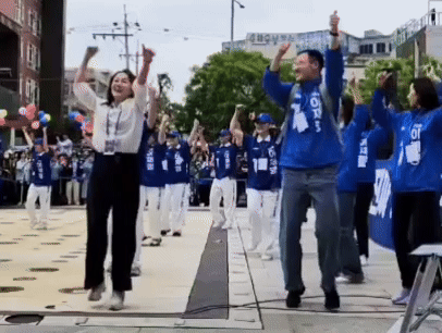 19일 서울 서울 영등포구 타임스퀘어 앞에서 열린 이재명 더불어민주당 후보 토토사이트 샌즈에 앞서 김상욱 의원 등이 춤을 추고 있다. /영상=독자 제공