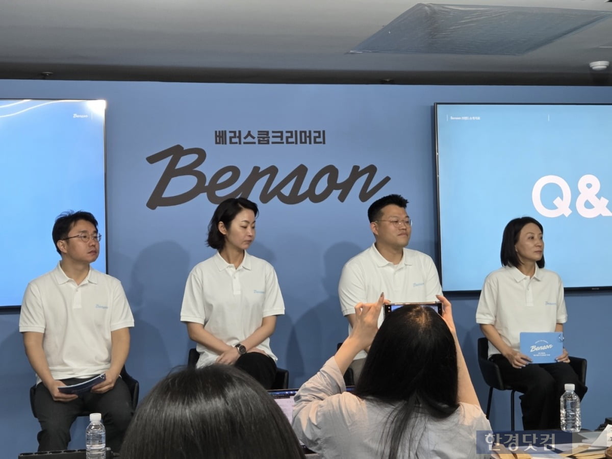 19일 벤슨 브랜드 론칭 기자간담회에서 한화갤러리아 관계자들이 기자들로부터 질문을 받고 있다./사진=박수림 기자
