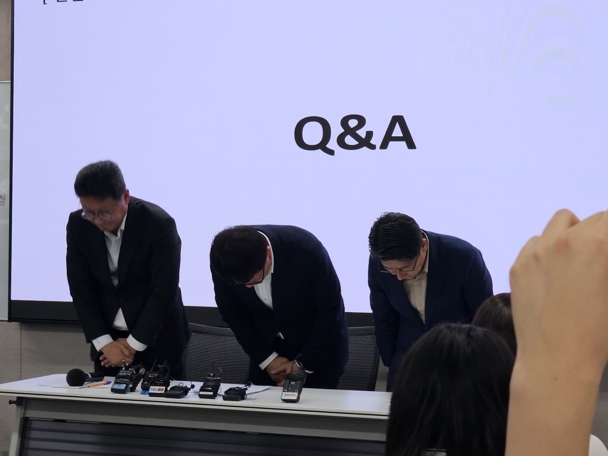 김희섭 SK텔레콤 PR실장(왼쪽부터), 류정환 SK텔레콤 네트워크인프라 센터장, 임봉호 SK텔레콤 MNO 사업부장이 19일 오후 삼화빌딩에서 열린 '일일 브리핑'에 참석해 질의응답 후 고개 숙여 사과하고 있다. 사진=박수빈 기자