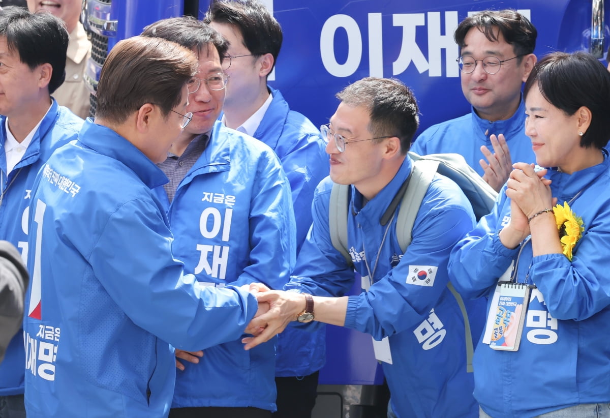 이재명 더불어민주당 대선 후보가 19일 서울 용산역 광장에서 열린 집중유세에 참석하며 이날 민주당에 입당한 김상욱 의원과 인사하고 있다. /사진=강은구 기자