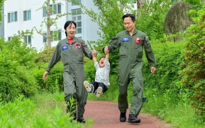 부부 전투기 조종사, 나란히 알래스카行…2살 아들은 부모님이