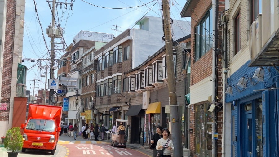 영화에서 등장하는 길과 같은 곳이다. 전신주의 위치와 각도도 그때와 같다. 다만 나무에서 돌기둥으로 바뀌었을 뿐. / 사진. ⓒ한이수