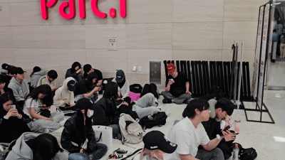 "새벽 4시부터 줄섰어요"…외국인도 50만원어치 쓸어담았다