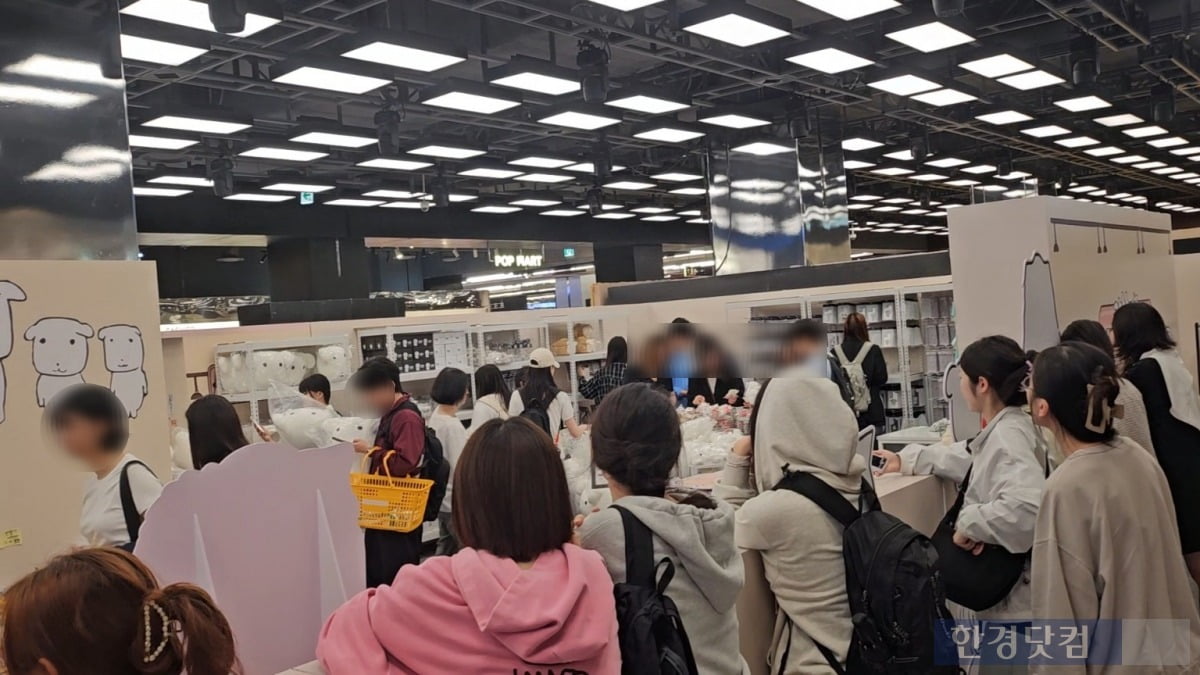 외부에서 구경 중인 손님들/사진=유지희 기자