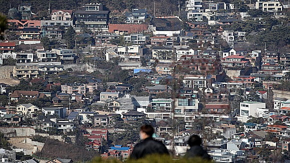 서울 평창동 성북동 등 전통 부촌의 저택들이 줄줄이 경매에 나오고 있다. 사진은 서울 종로구 평창동 일대 전경. 연합뉴스