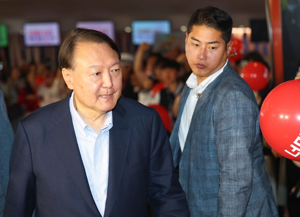 윤석열 전 대통령이 21일 서울 메가박스 동대문에서 이영돈 PD가 제작한 다큐멘터리 영화 '부정토토사이트 벤츠, 신의 작품인가'를 관람하기 위해 상영관으로 향하고 있다. 사진=연합