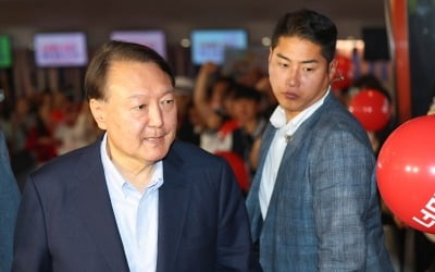 [속보] 尹, '부정선거 다큐' 상영관 도착…파면 이후 첫 공개행보